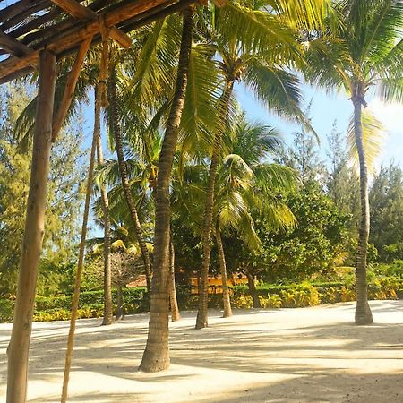 Zumzum Beach House Panzió Kinondo Kültér fotó